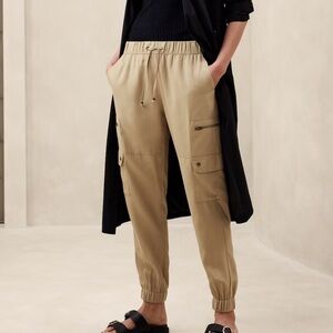 Banana Republic Tencel Cargo Jogger In Iced Latte Sz lg